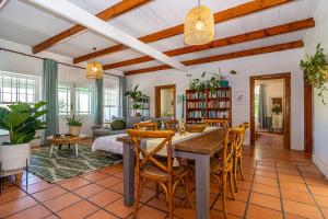 a living room with a table and chairs and a couch at Casa Querida in Stanford