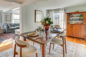 Khu vực ghế ngồi tại Escape to Cape Ann | Steps to Beach and Pier!