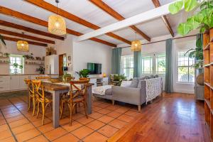 a kitchen and living room with a table and chairs at Casa Querida in Stanford