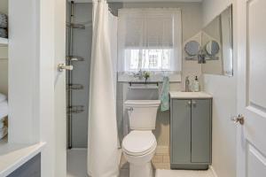 Phòng tắm tại Escape to Cape Ann | Steps to Beach and Pier! +19 ảnh