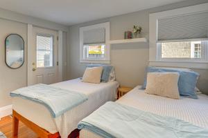 Giường trong phòng chung tại Escape to Cape Ann | Steps to Beach and Pier!