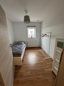 ein Schlafzimmer mit einem Bett und einem Fenster in der Unterkunft Ferienhaus Auf der Drossel in Gevelsberg + 10 Fotos