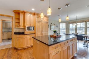 Nhà bếp/bếp nhỏ tại Courts, Pool and Game Room Luxe Long Lake Estate!