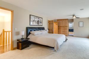 Giường trong phòng chung tại Courts, Pool and Game Room Luxe Long Lake Estate! +37 ảnh