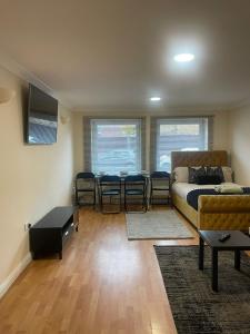 TV/trung tâm giải trí tại Cozy apartment, sleeps 4 with TV