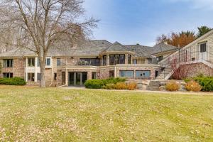 Tòa nhà nơi biệt thự tọa lạc