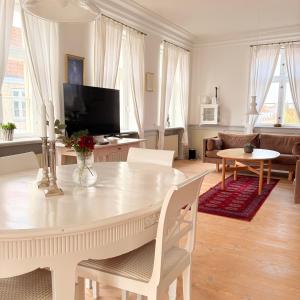 Televiisor ja/või meelelahutuskeskus majutusasutuses Brødremenighedens Hotel