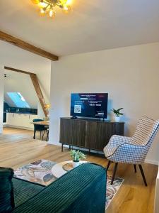 TV a/nebo společenská místnost v ubytování Loft am Rebhügel-modern wohnen in den Weinbergen