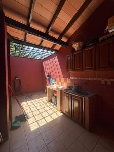 Una cocina en remodelación con una ventana en el techo. en Casa jardin, en Luque 6 fotos más