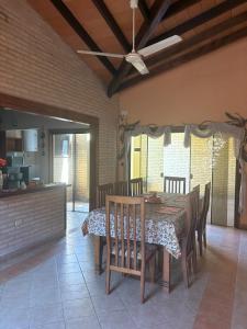 Un comedor con mesa y sillas y una cocina. en Casa jardin, en Luque
