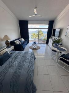 a bedroom with a bed and a living room at Santorini, loft frente al mar in Manzanillo +33 photos