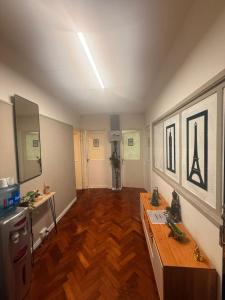 sala de estar con mesa y suelo de madera en HouseCheconquista, en Buenos Aires