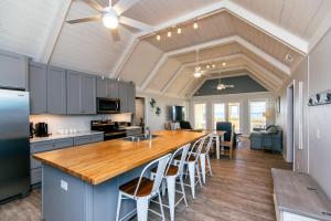 eine Küche mit einer großen Insel mit einer Arbeitsplatte in der Unterkunft Barefoot Bungalow in Edisto Island