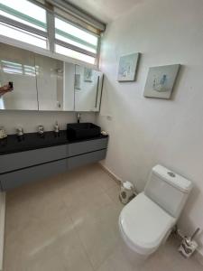 Un baño de Walk to Beach • Pool • Balcony views + BBQ Grill 30 fotos más