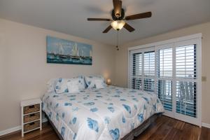 een slaapkamer met een bed en een plafondventilator bij 214 Bay Creek Villa in Edisto Beach +19 foto's