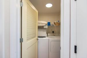 eine Küche mit Waschmaschine und Trockner im Zimmer in der Unterkunft Moon Tide in Edisto Beach + 53 Fotos