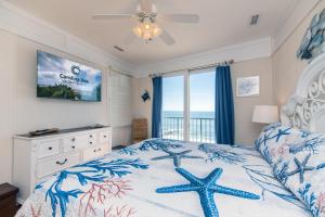 ein Schlafzimmer mit einem Bett und einem Fenster mit Blick auf das Meer in der Unterkunft Moon Tide in Edisto Beach