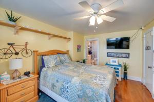 En eller flere senge i et værelse på Bay and Bridge Views! Walkable Ocean City Condo + 16 billeder