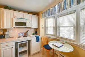 Køkken eller tekøkken på Bay and Bridge Views! Walkable Ocean City Condo