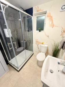 Koupelna v ubytování South London Guest Rooms