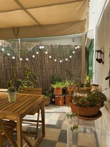 a patio with a table and a bunch of potted plants at Cantinho da Avó Mifá in Lisbon