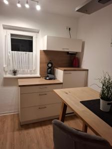 a small kitchen with a table and a window at Ferienwohnung am Bach in Altenkunstadt