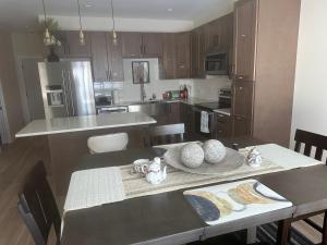 Nhà bếp/bếp nhỏ tại Luxurious Brand New Entire 3br and 2bath