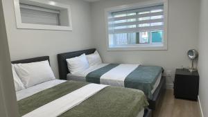 een slaapkamer met twee bedden en een raam bij Metrotown area in Vancouver