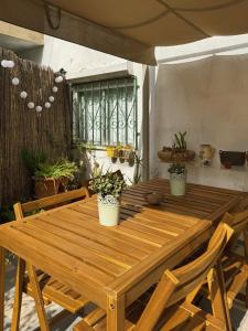 a wooden table in a room with potted plants at Cantinho da Avó Mifá in Lisbon