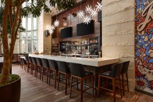 un bar con sedie nere e un bancone bianco di Archer Hotel Austin ad Austin Altre 18 foto