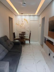 Μια τηλεόραση ή/και κέντρο ψυχαγωγίας στο Lindo apt na Avenida Mário covas, com ótima localização