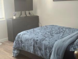 Giường trong phòng chung tại Luxurious Brand New Entire 3br and 2bath +40 ảnh