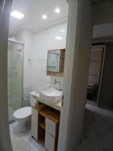 Ένα μπάνιο στο Lindo apt na Avenida Mário covas, com ótima localização