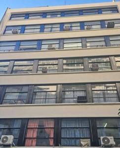 Un edificio alto con muchas ventanas. en HouseCheconquista, en Buenos Aires