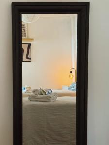 a mirror reflection of a bed in a bedroom at Cantinho da Avó Mifá in Lisbon