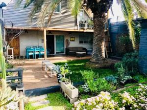 einen Hinterhof mit einer Palme und einem Haus in der Unterkunft Mahiahouse in Santiago
