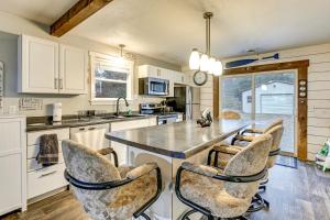 eine Küche mit einer großen Insel mit Barstühlen in der Unterkunft Ride-InandRide-Out Getaway Less Than 1 Mi to Lake Arbutus in Hatfield + 18 Fotos