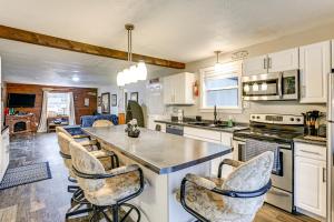 eine Küche mit weißen Schränken und einem Tisch mit Stühlen in der Unterkunft Ride-InandRide-Out Getaway Less Than 1 Mi to Lake Arbutus in Hatfield