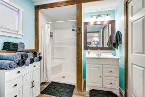 ein Badezimmer mit einem weißen Waschbecken und einer Dusche in der Unterkunft Ride-InandRide-Out Getaway Less Than 1 Mi to Lake Arbutus in Hatfield