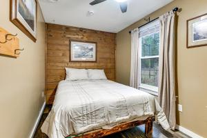 ein Schlafzimmer mit einem Bett und einem Fenster in der Unterkunft Ride-InandRide-Out Getaway Less Than 1 Mi to Lake Arbutus in Hatfield