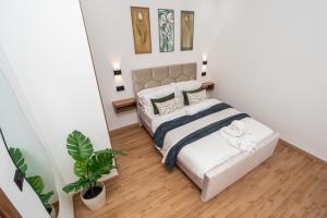 Ένα ή περισσότερα κρεβάτια σε δωμάτιο στο COZY STAY, Near Airport, IPTV, Air Conditioning 11min STADIUM