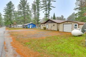 ein Hof mit einem Haus und einer Straße in der Unterkunft Ride-InandRide-Out Getaway Less Than 1 Mi to Lake Arbutus in Hatfield