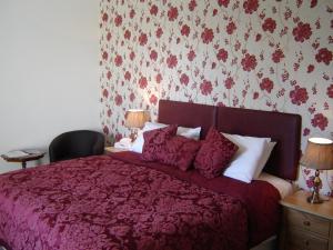 A bed or beds in a room at Glenbank House Hotel 