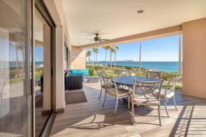 een eetkamer met een tafel en stoelen en de oceaan bij Sonoran Spa W101 in Campo del Medio