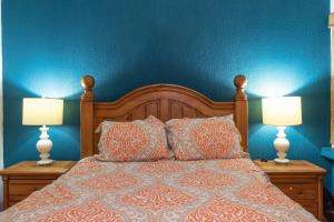 een slaapkamer met een bed met twee lampen op tafels bij Sonoran Spa W404 in Campo del Medio