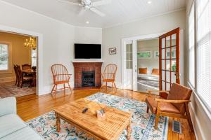 Μια τηλεόραση ή/και κέντρο ψυχαγωγίας στο 2 Blocks to Archbold Medical Center! Airy Retreat