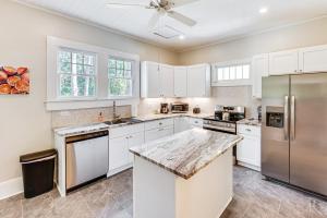 Η κουζίνα ή μικρή κουζίνα στο 2 Blocks to Archbold Medical Center! Airy Retreat