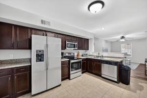 Køkken eller tekøkken på Cozy 2BR getaway with modern comfort