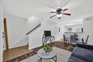 Et tv og/eller underholdning på Cozy 2BR getaway with modern comfort