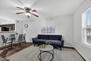 Et opholdsområde på Cozy 2BR getaway with modern comfort + 12 billeder